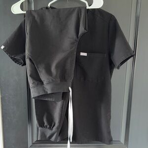 FIGS Black Scrub Set